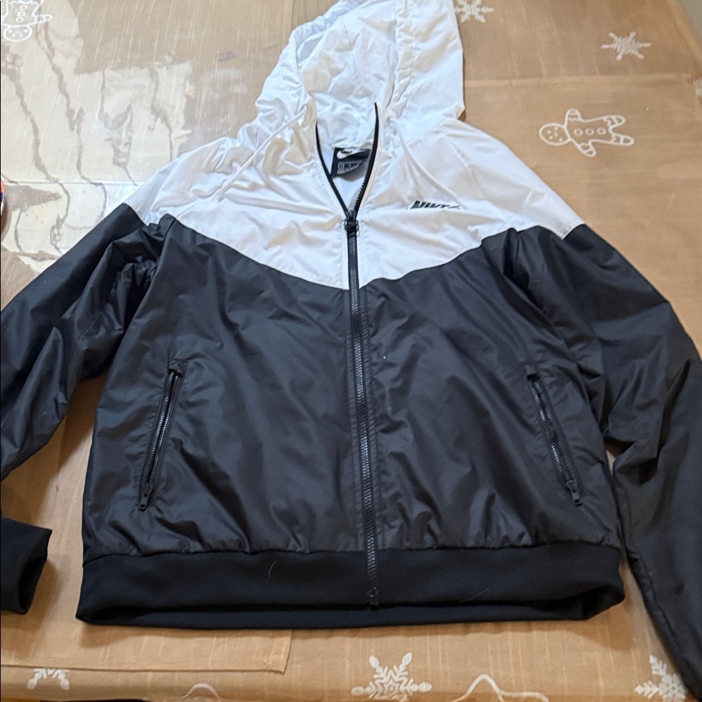 Nike women’s windbreaker Two-Tone Black and White Jacket